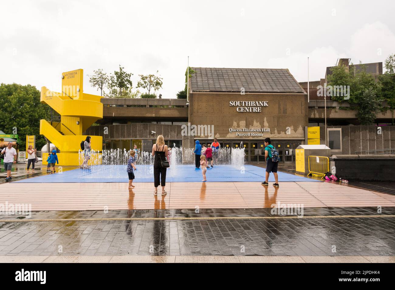 Die Dürre und Hitzewelle in Großbritannien ist endlich vorbei - Kinder spielen in Jeppe Hein's Appearing Rooms Wasserfontaninstallation auf der Londoner Southbank Stockfoto