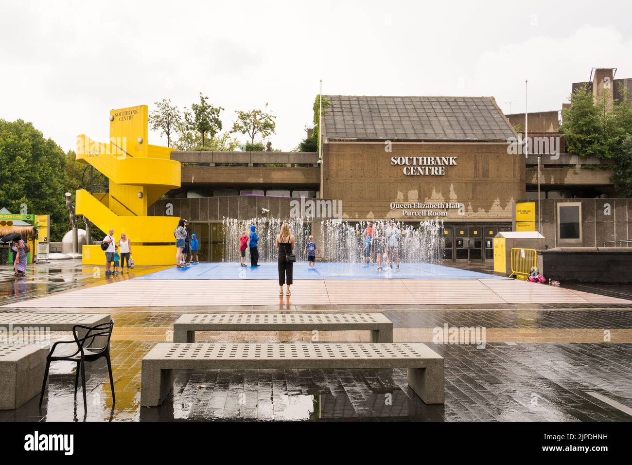 Die Dürre und Hitzewelle in Großbritannien ist endlich vorbei - Kinder spielen in Jeppe Hein's Appearing Rooms Wasserfontaninstallation auf der Londoner Southbank Stockfoto