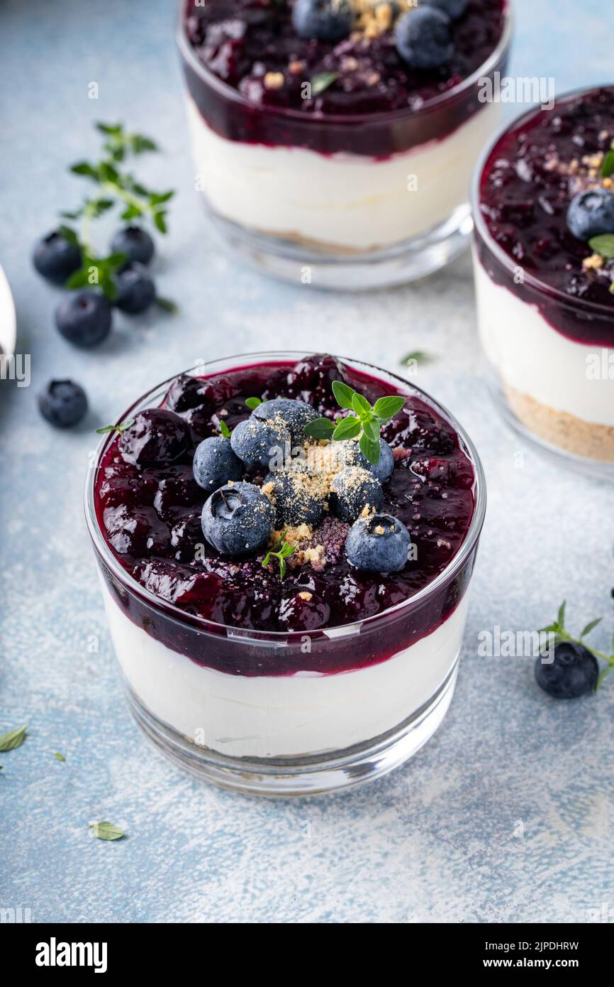 Heidelbeer-Käsekuchen in einem Glas mit graham-Cracker-Basis Stockfoto