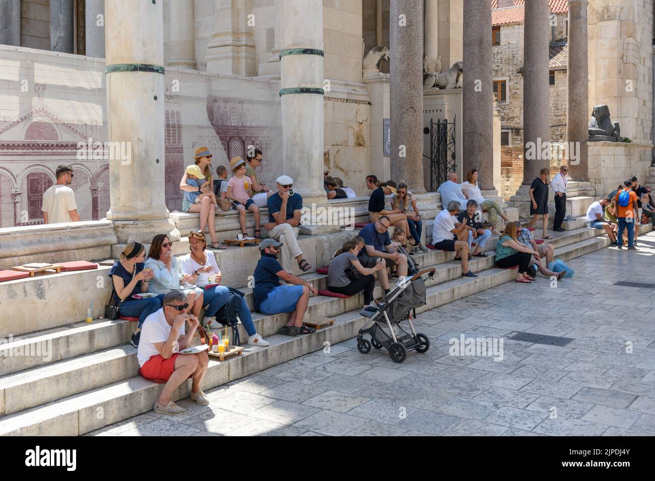 Einige Touristen auf Peristyle des Diokletianpalastes in Split, Kroatien Stockfoto