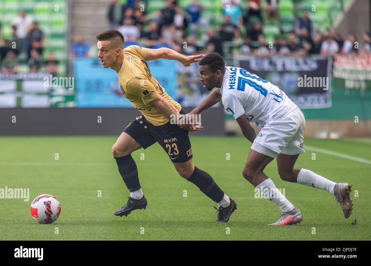 Budapest, Ungarn – 4. Mai 2022. Ferencvaros Mittelfeldspieler Lorand Paszka gegen Zalaegerszeg-Stürmer Meshack Ubochioma während der ungarischen OTP Bank Liga GA Stockfoto