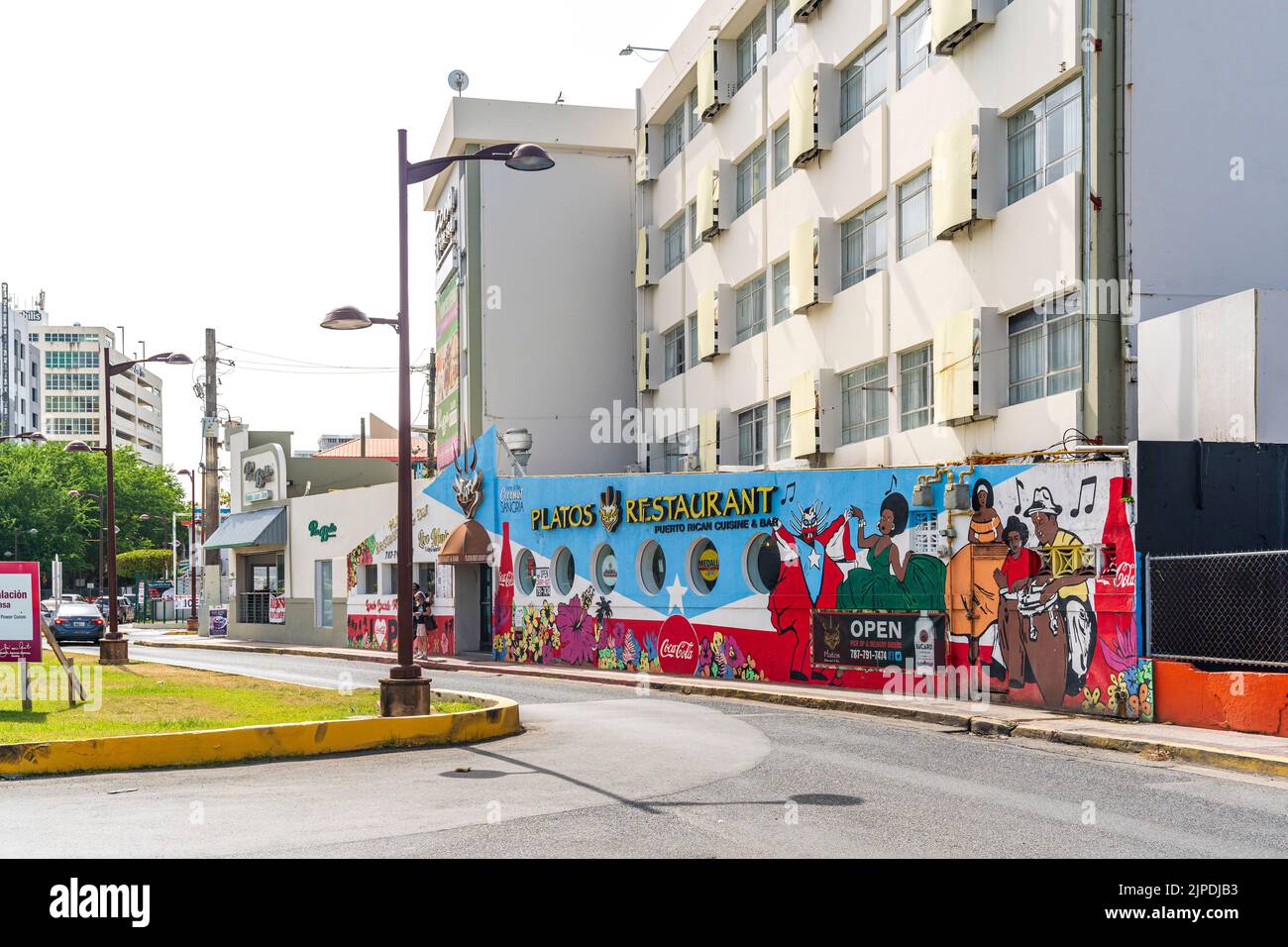 San Juan, Puerto Rico - 29. August 2021: Urbane Straße mit einem beliebten Puerto-ricanischen Restaurant in der Stadt San Juan. Stockfoto