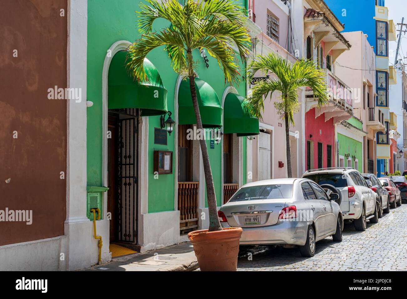 Old San Juan, Puerto Rico - 25. August 2021: Kopfsteinpflasterstraße in der Altstadt von San Juan in Puerto Rico. Stockfoto