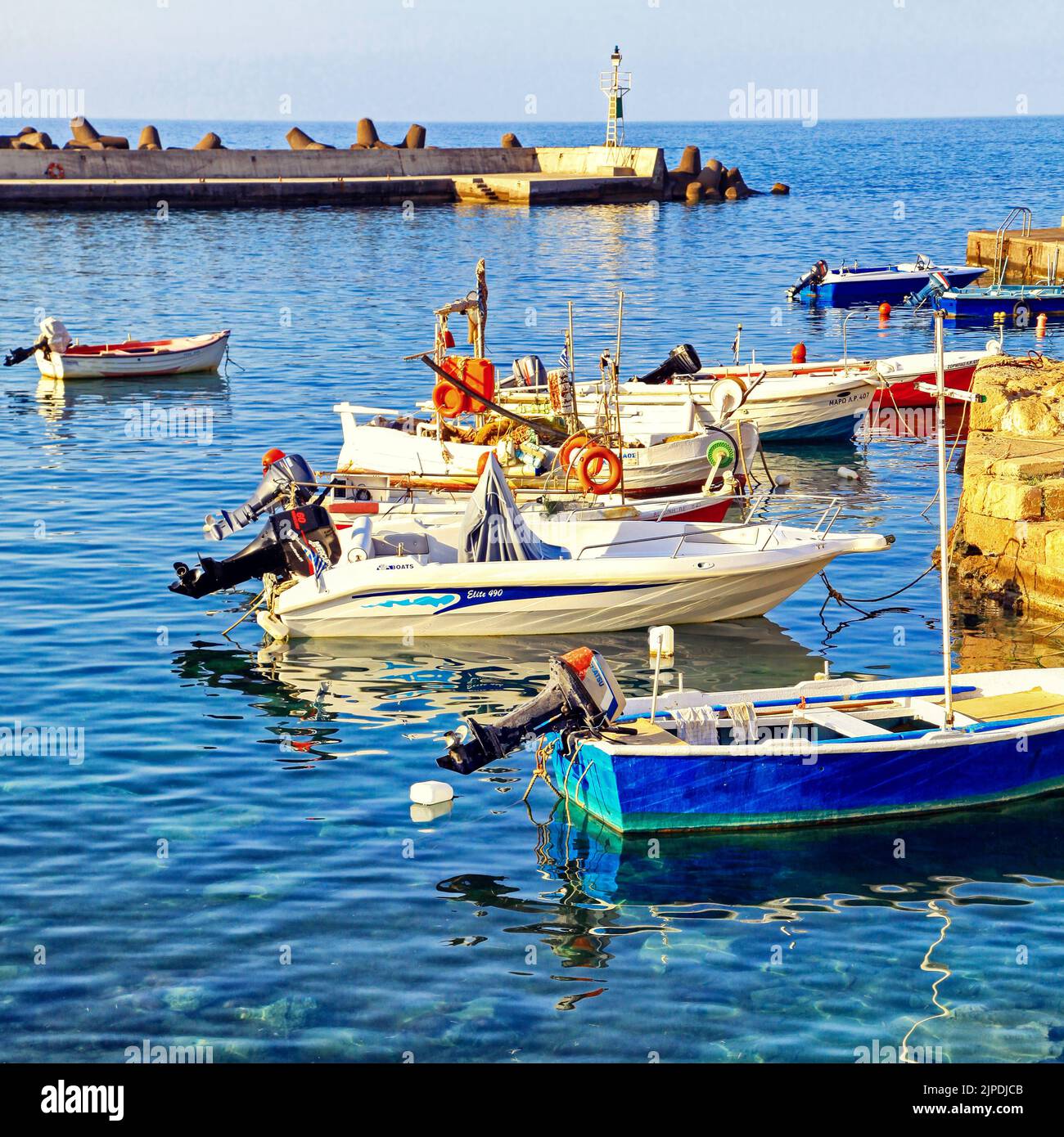 PANORMOS, KRETA - 3. SEPTEMBER 2013: Boote im kleinen Hafen im Dorf Panormo auf der Insel Kreta in Griechenland Stockfoto