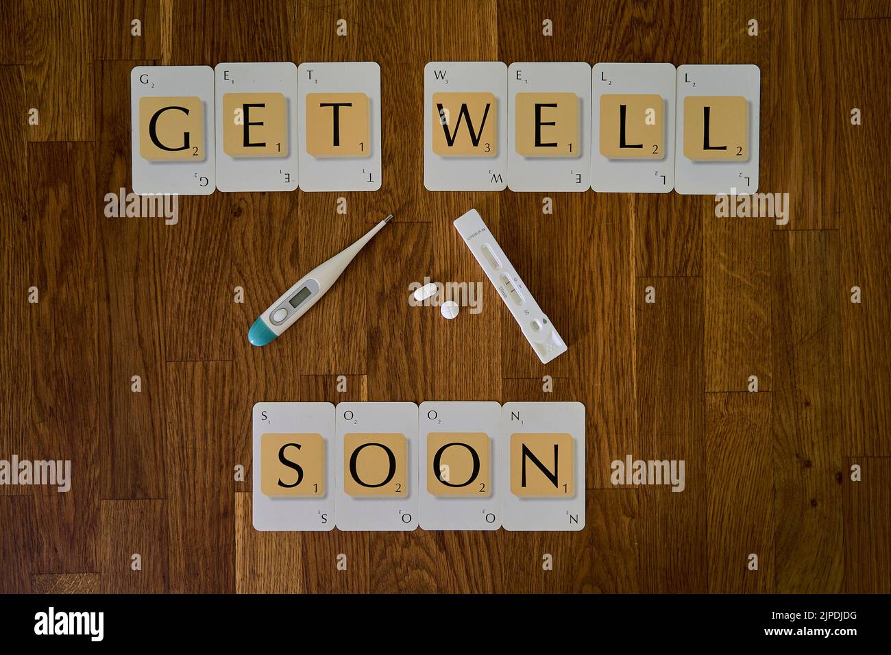 Positiver Corona-Swipe-Test mit zwei Stäben auf Covid 19-Infektion sowie Medikamenten und klinischem Thermometer Stockfoto