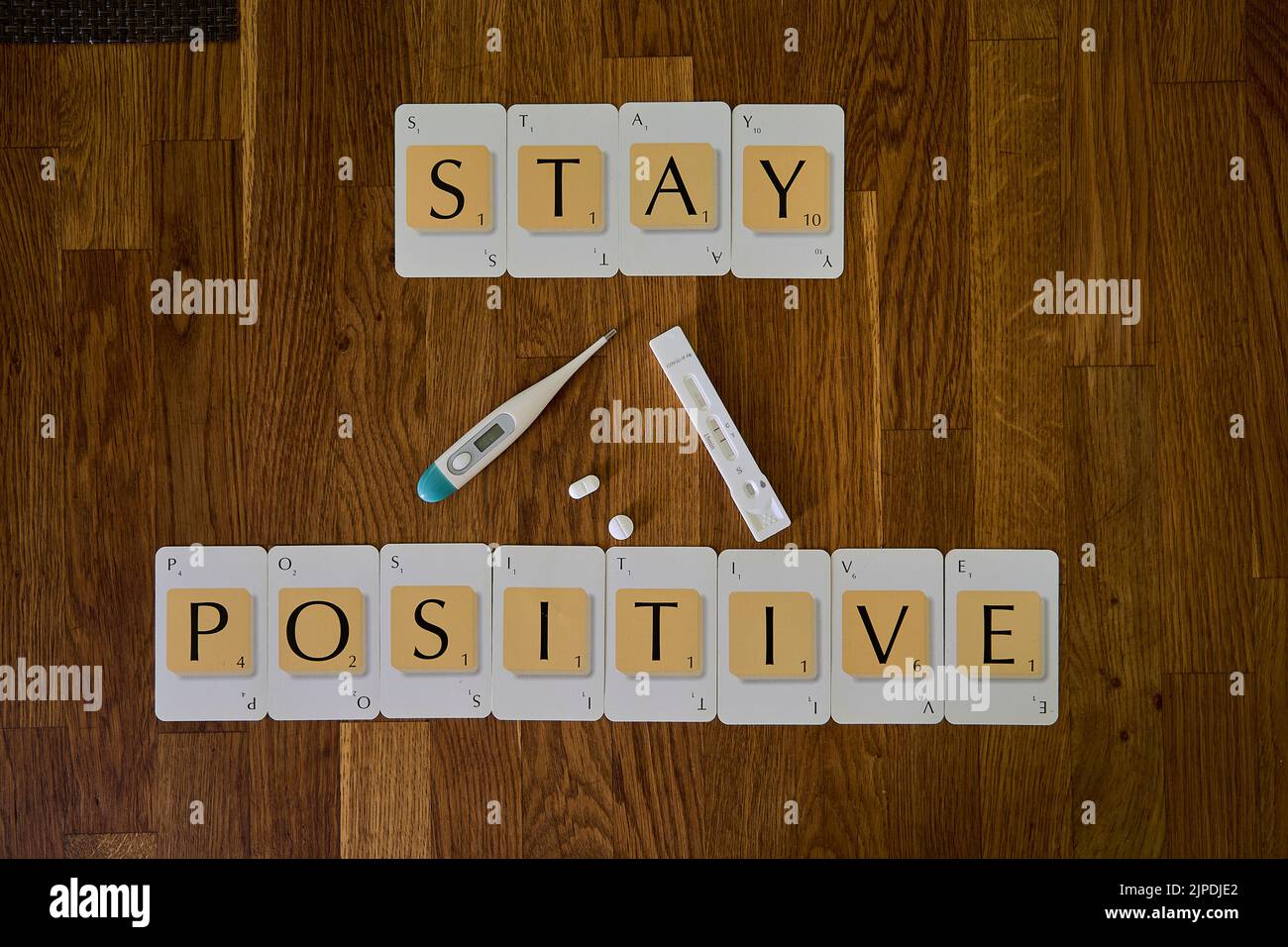 Positiver Corona-Swipe-Test mit zwei Stäben auf Covid 19-Infektion sowie Medikamenten und klinischem Thermometer Stockfoto