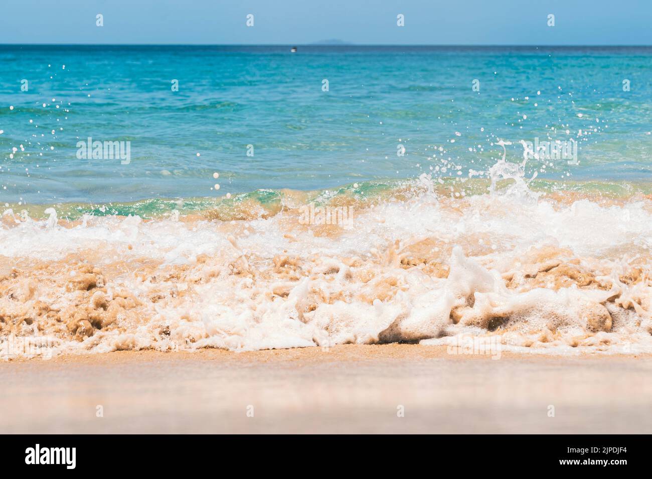 Friedlicher Sandstrand und Himmel am Strand von Crash Boat Puerto Rico. Stockfoto