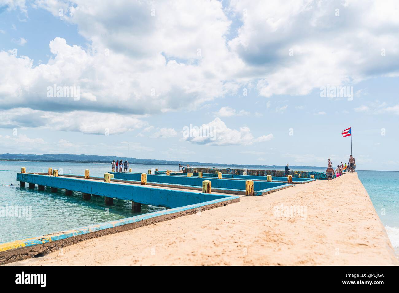Aguadilla, Puerto Rico - 26. August 2021: Farbenfroher Pier des Crash Boat Beach in Puerto Rico. Stockfoto