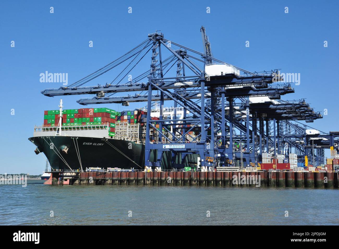 Großes Containerschiff Ever Glory wurde in Felixstowe, Suffolk, England, Großbritannien geboren Stockfoto