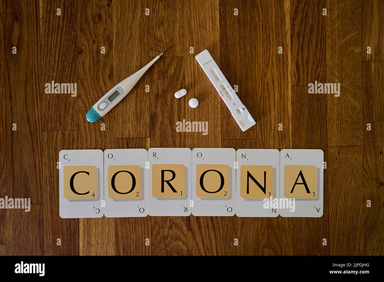 Positiver Corona-Swipe-Test mit zwei Stäben auf Covid 19-Infektion sowie Medikamenten und klinischem Thermometer Stockfoto