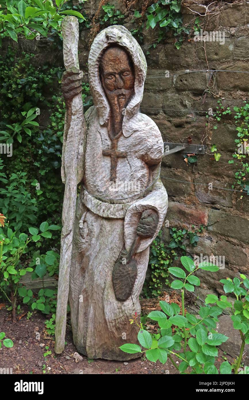 Geschnitzter Mönch, in Hereford Cathedral Garden, 5 College Cloisters , Cathedral Close, Hereford , Herefordshire, England, Vereinigtes Königreich, HR1 2NG Stockfoto