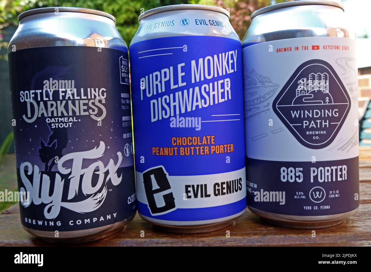 Drei dunkle US-Biere, Porters, Stouts, importiert nach Großbritannien, mit einem großen CO2-Fußabdruck Stockfoto