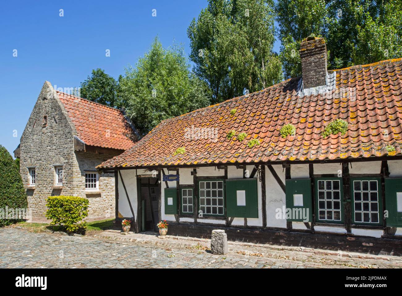 Ländliches Fachwerk-/Holzrahmenhaus im Freilichtmuseum Bachten de Kupe, Izenberge, Westflandern, Belgien Stockfoto Ländliches Fachwerk-/Holzrahmenhaus im Freilichtmuseum Bachten de Kupe, Izenberge, Westflandern, Belgien Stockfoto
