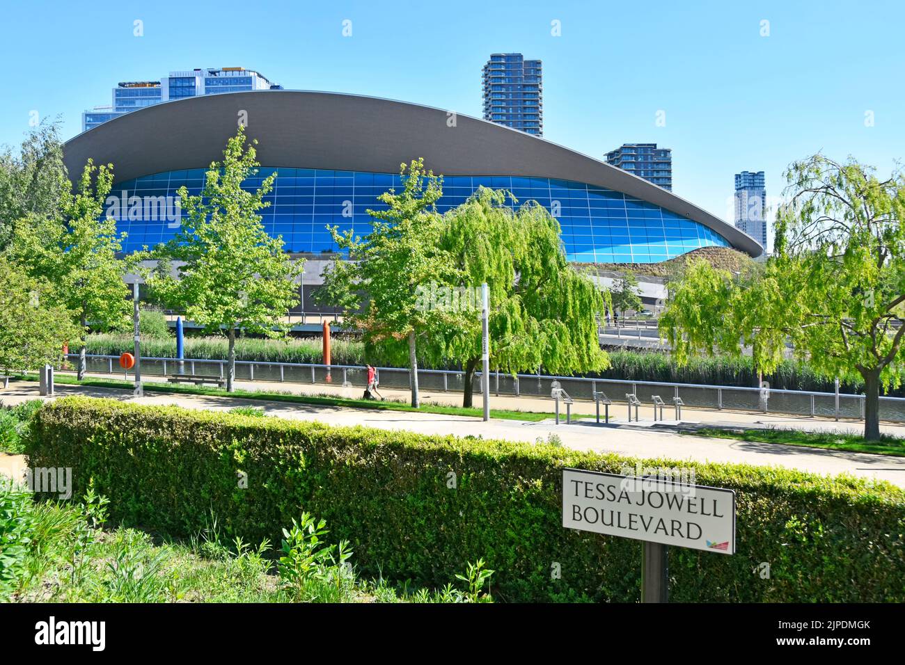 Blick vom Tessa Jowell Boulevard im Queen Elizabeth Olympic Park of East London Aquatics Centre Gebäude & Wolkenkratzer Skyline erhebt sich in Stratford UK Stockfoto