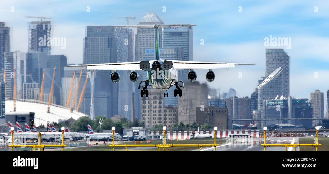 Nahaufnahme der Rückansicht eines viermotorigen Passagierflugzeugs, das auf dem London City Airport Newham mit O2 und der Arena Canary Wharf in den Londoner Docklands, England, landet Stockfoto