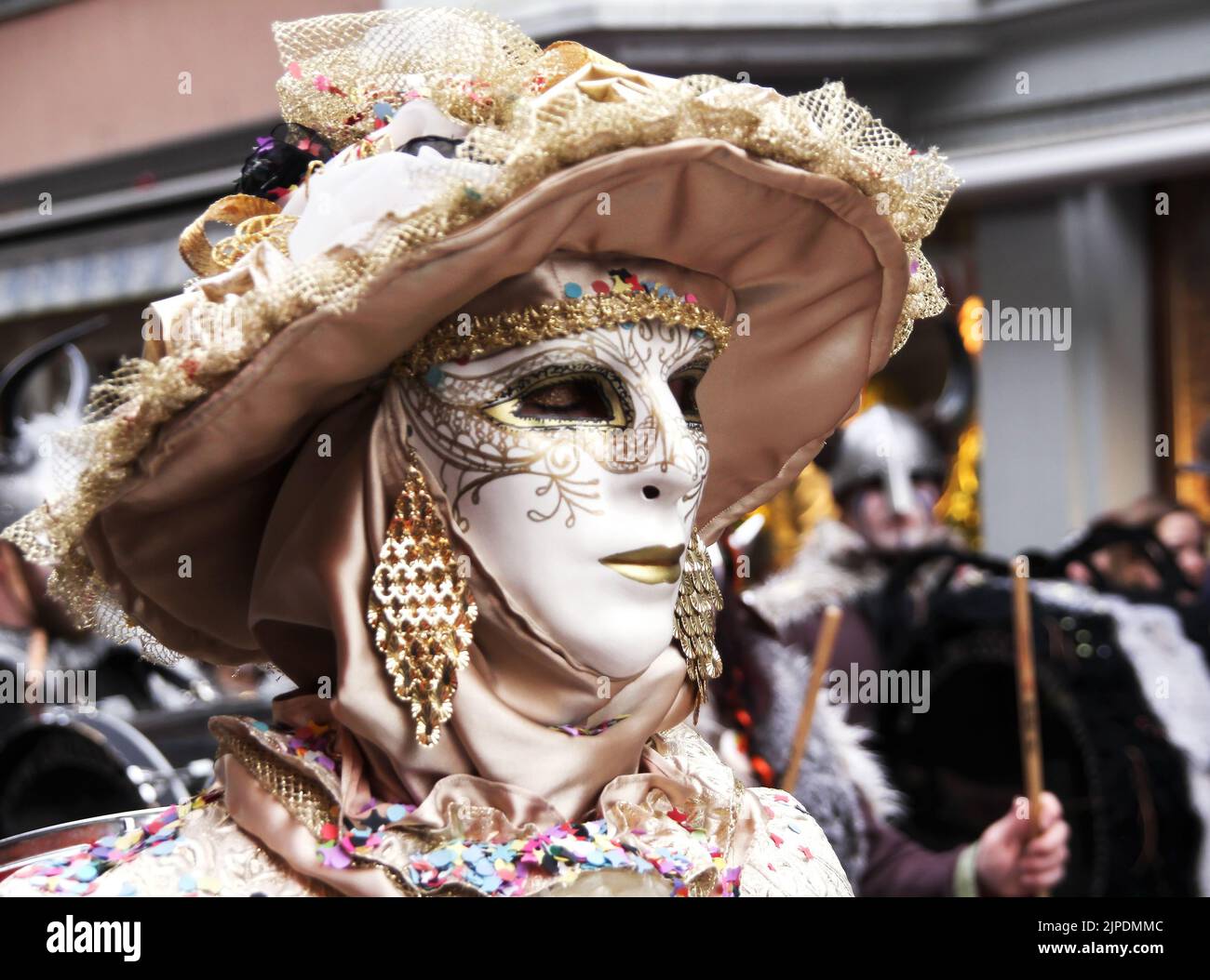 SCHAFFHAUSEN, SCHWEIZ: 22. FEBRUAR 2014, Figur gekleidet in elegante Dame mit venezianischer Maske in Karnevalsparade. Stockfoto