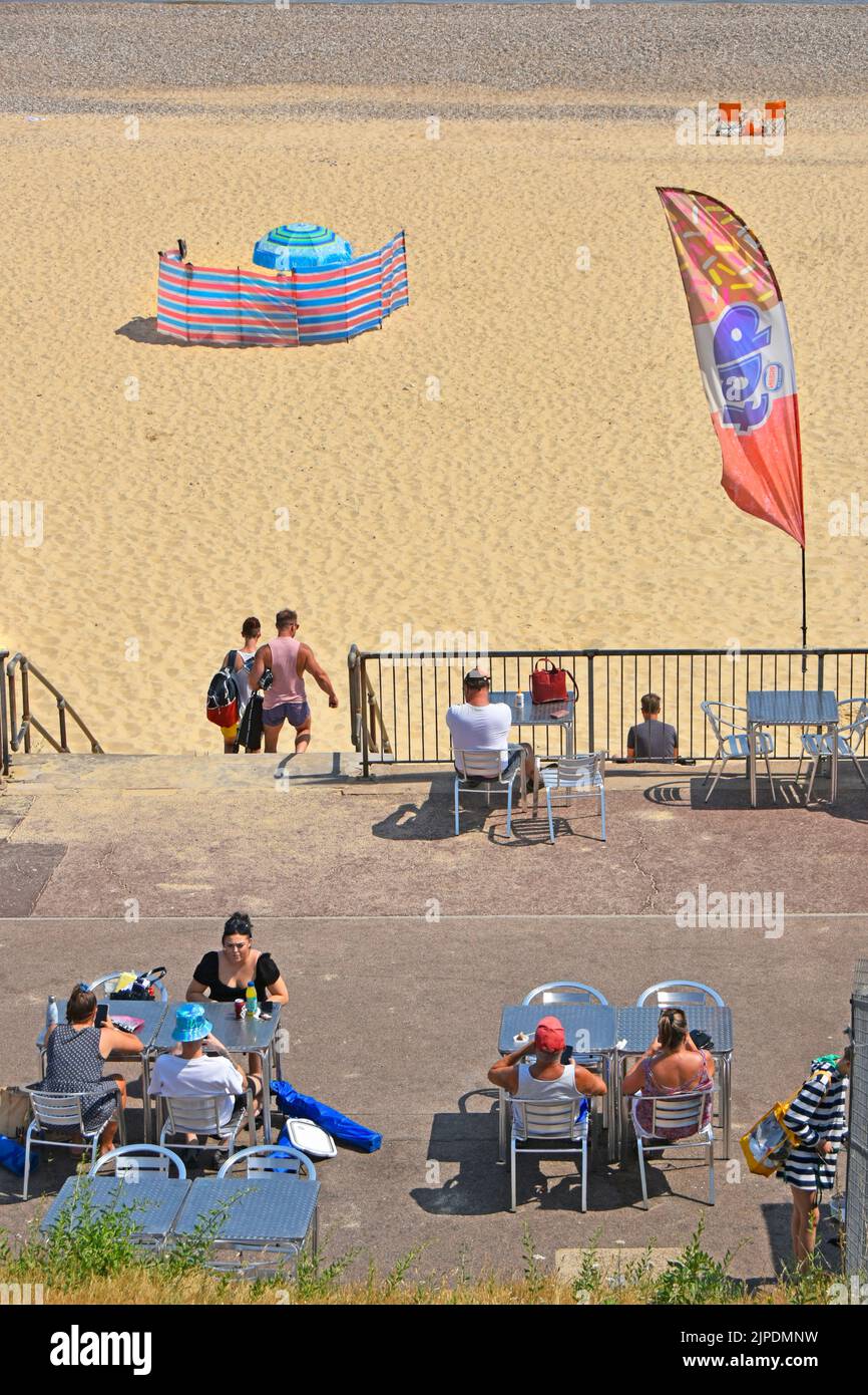 Luftbild-Kunden sitzen im Strandcafe an Tischen und Stühlen im Freien auf der Lower Promenade, Zugang zu Gorleston-on-Sea Golden Sands England Großbritannien Stockfoto