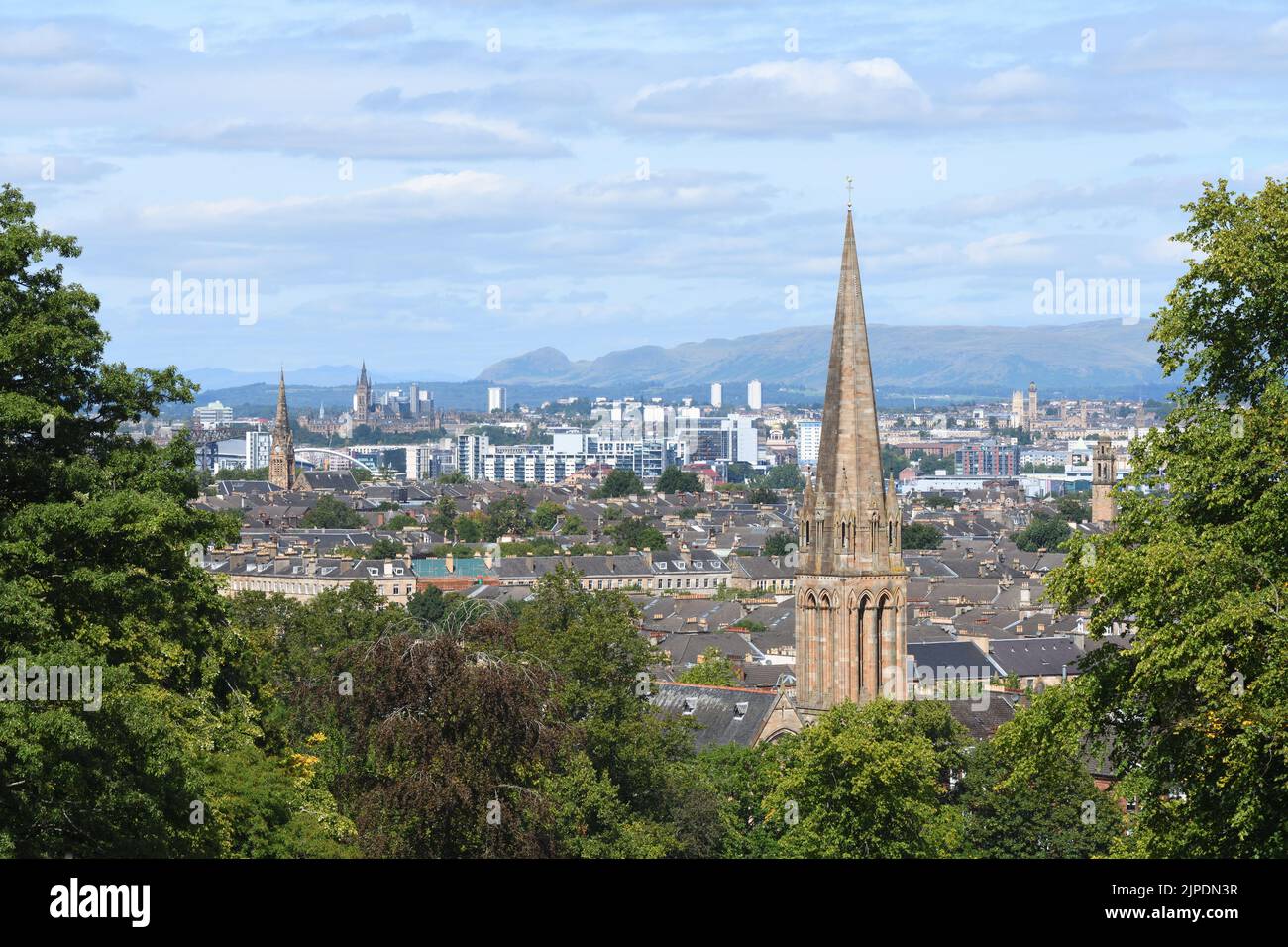 Glasgow, Schottland, Großbritannien. 17., August 2022. Wetter in Glasgow. Warme Sonne ersetzte den Regen der letzten Tage und bietet einen atemberaubenden Blick über Glasgow im Norden. Kredit. Douglas Carr/Alamy Live News Stockfoto