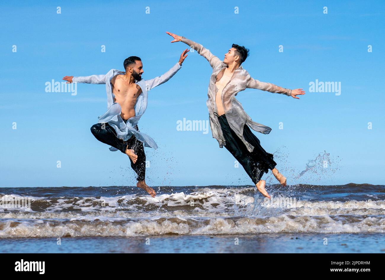 Die Darsteller der Aakash Odedra Company, Aakash Odedra (links) und Hu Shenyuan (rechts) tanzen ausgewählte Auszüge aus ihrem Duett Samsara am Portobello Beach in Edinburgh während eines Medienaufrufs für ihren Auftritt beim Edinburgh International Festival. Bilddatum: Mittwoch, 17. August 2022. Stockfoto