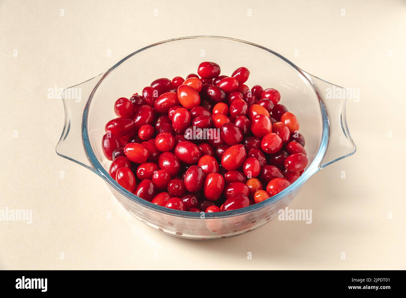 Frische Preiselbeeren in einer Glasschüssel. Gesunde Ernährung Konzept Stockfoto