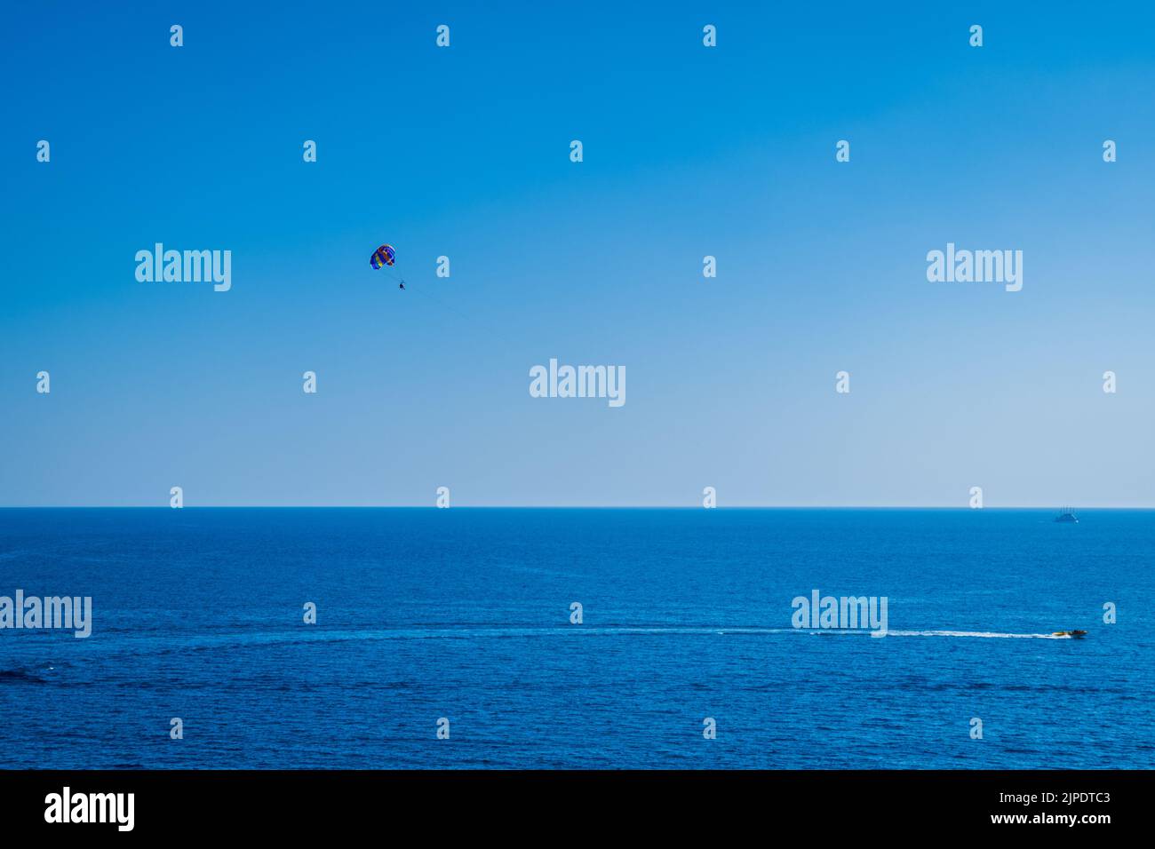 Parasailing über dem Meer in der mediterranen Türkei, Copy Space, Urlaub Spaß Aktivitäten. Stockfoto