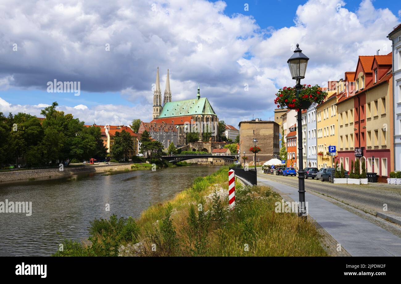 Rechter Ufer der Neiße in Görlitz (Zgorzelec) Stockfoto