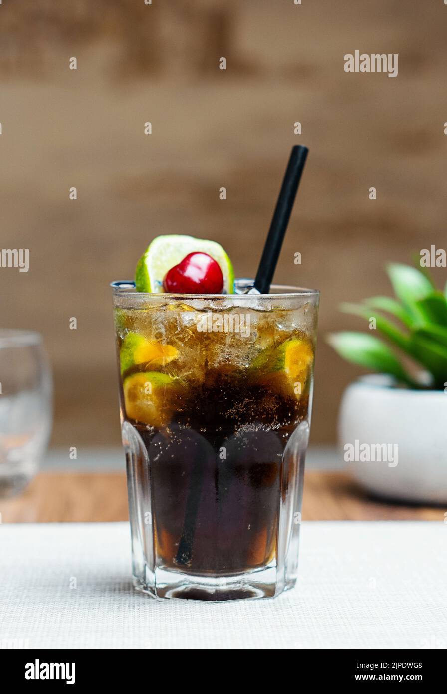 Cuba Libre Cocktail mit Rum, Cola und Früchten Stockfoto