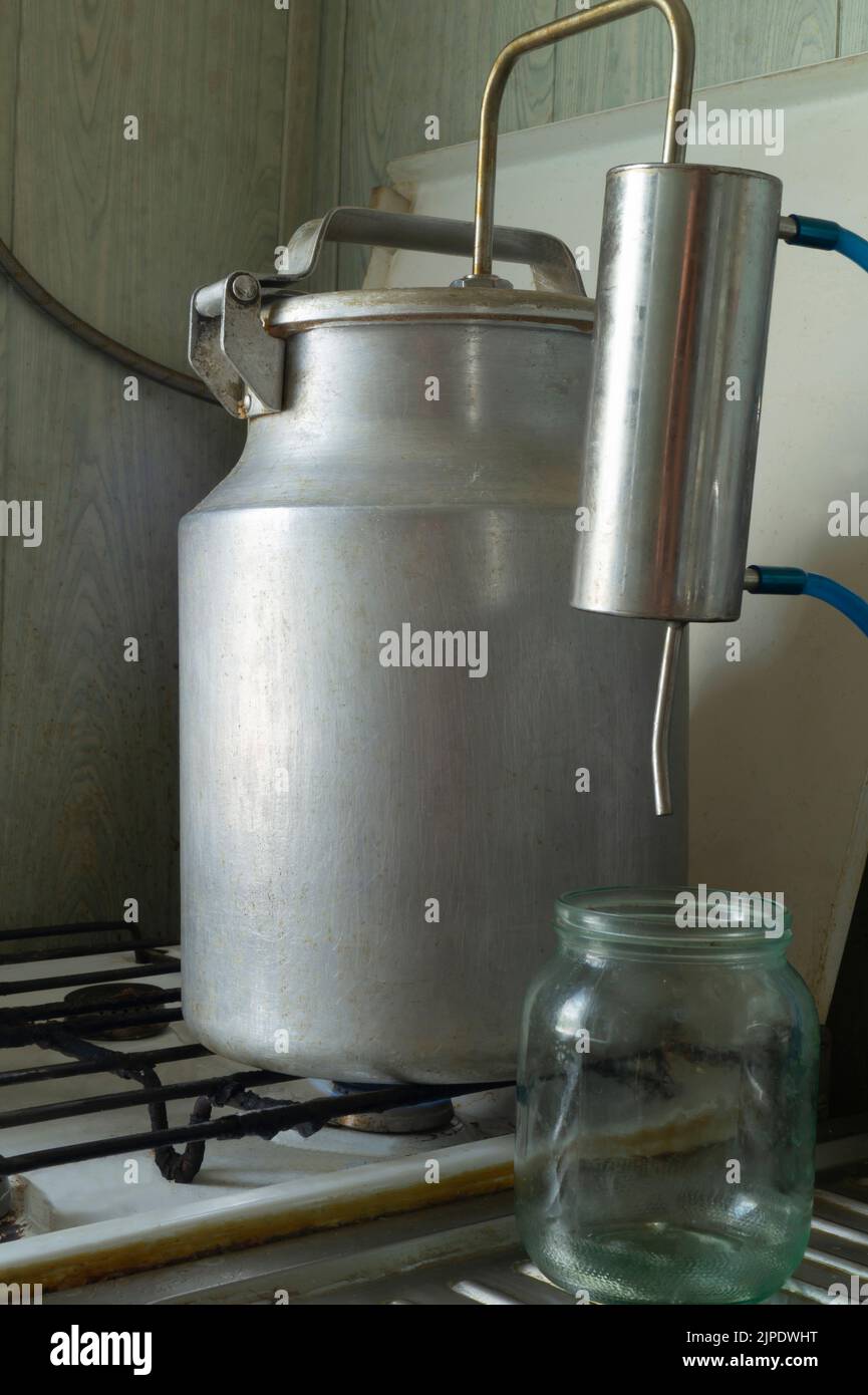 Herstellung von alkoholischen Getränken zu Hause. Metalltank zum Heizen Stockfoto