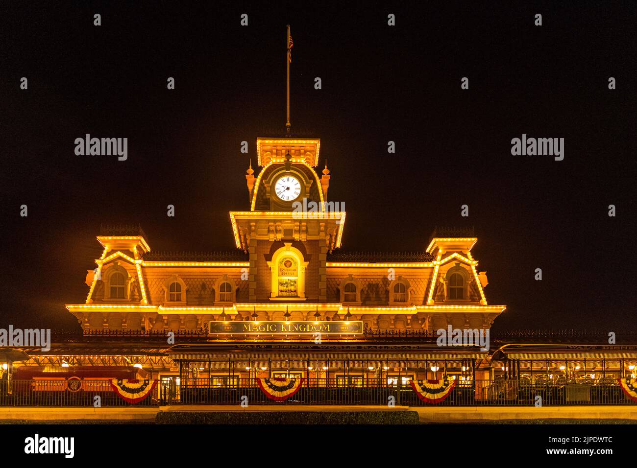 Der Bahnhof Magic Kingdom beleuchtet in der Nacht. Stockfoto