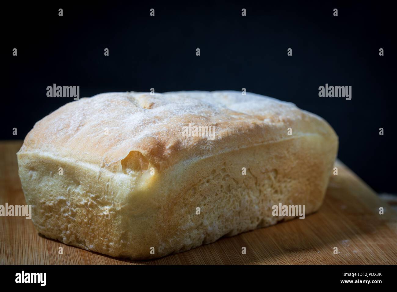 Frisch gebackenes Brot auf Holzschneidebrett Stockfoto