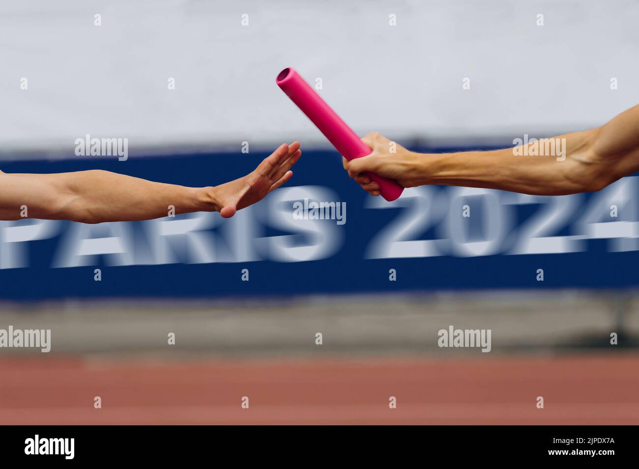 Männer-Staffellauf im Hintergrund Banner Paris 2024 Stockfoto