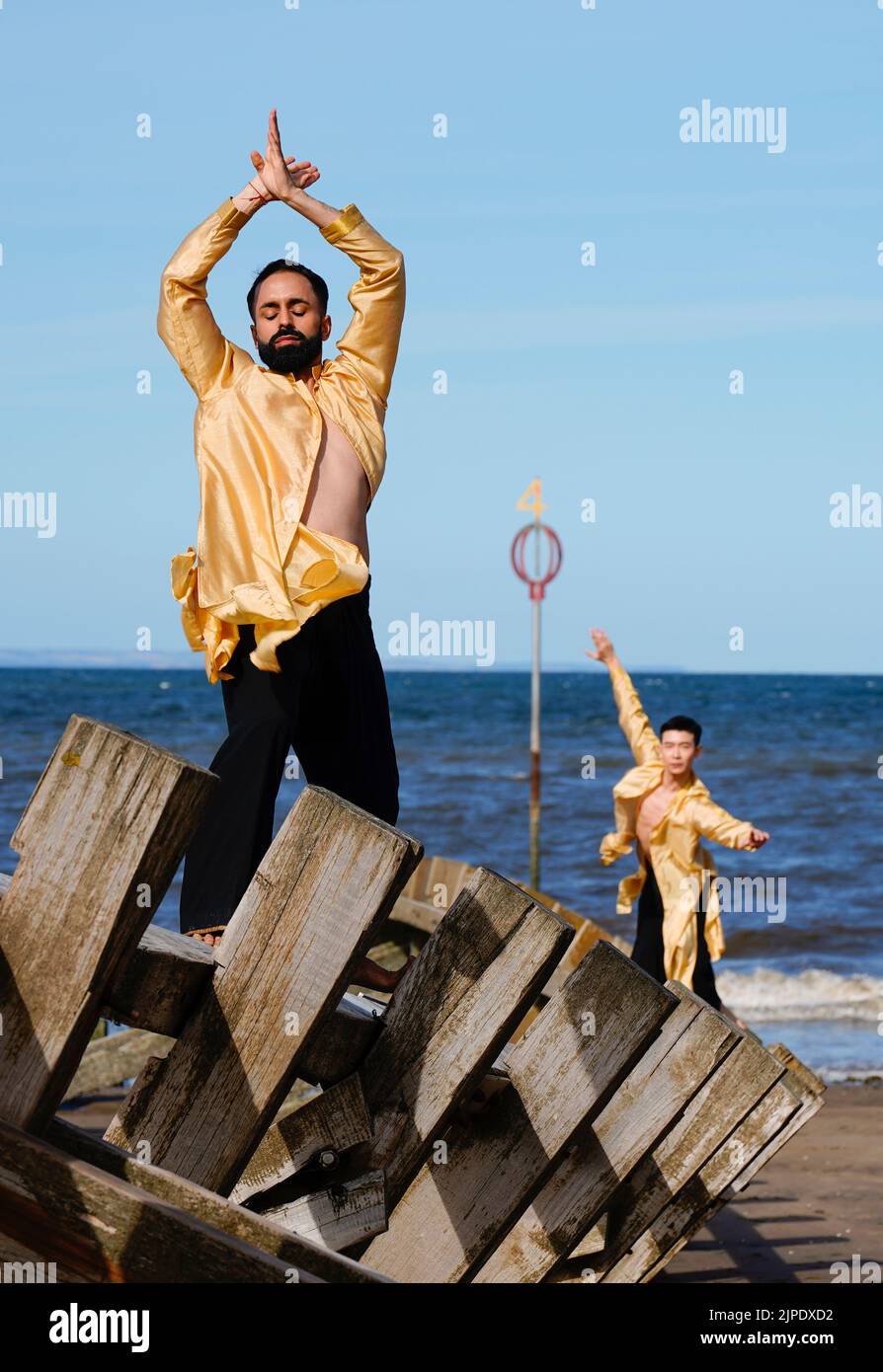 Edinburgh, Schottland, Großbritannien. 17.. August 2022. Die Tänzer Aakash Odedra und Hu Shenyuan von der Aakash Odedra Dance Company führen vor der Eröffnung ihrer Produktion Samsara am 18.. August im Lyceum Theatre in Edinburgh im Rahmen des Edinburgh International Festival 2022 Tanzbewegungen am Portobello Beach durch. Iain Masterton/Alamy Live News Stockfoto