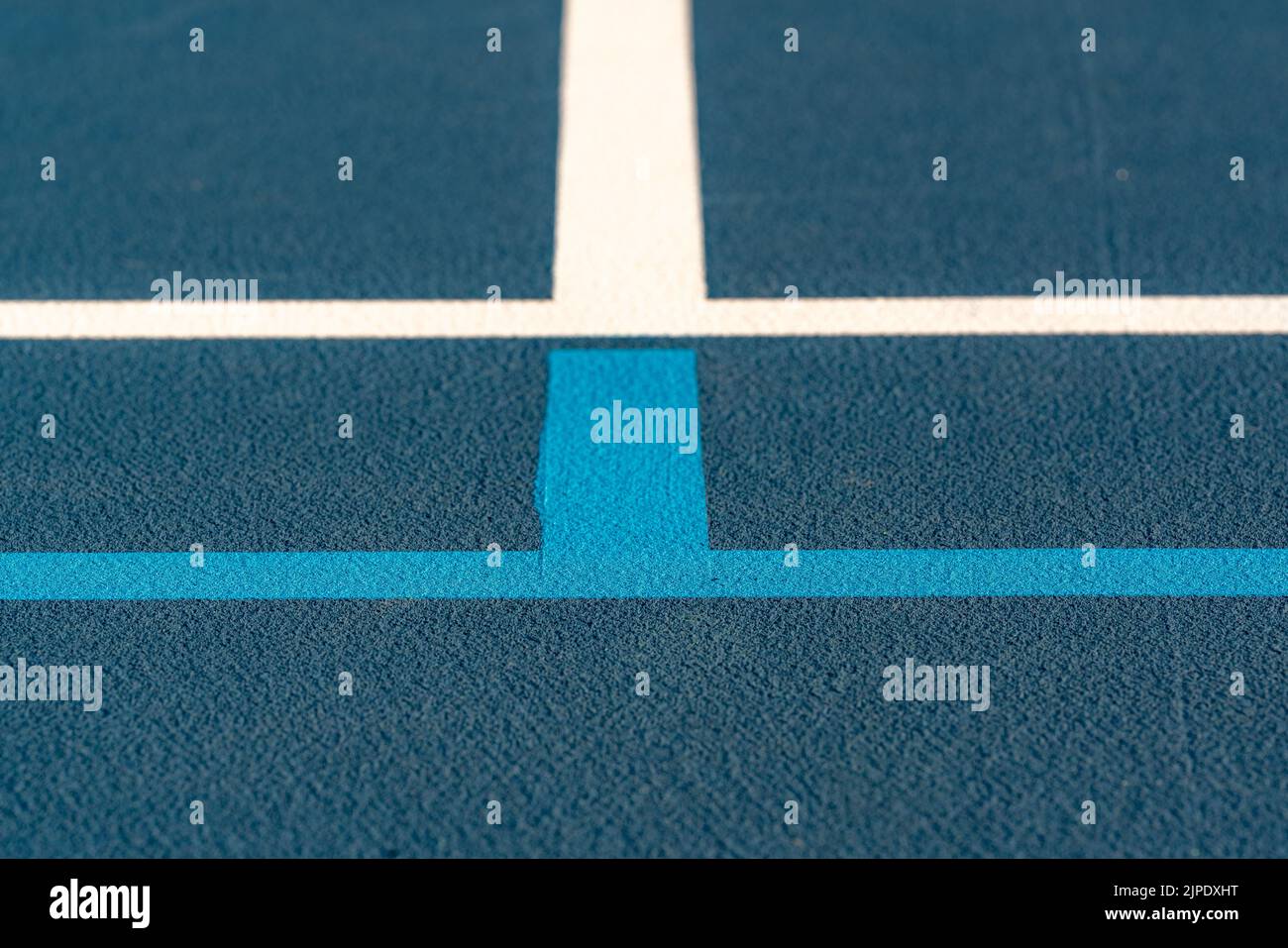 Nahaufnahme des neuen blauen Tennisplatzes im Freien mit hellblauen Pickleball-Linien. Stockfoto