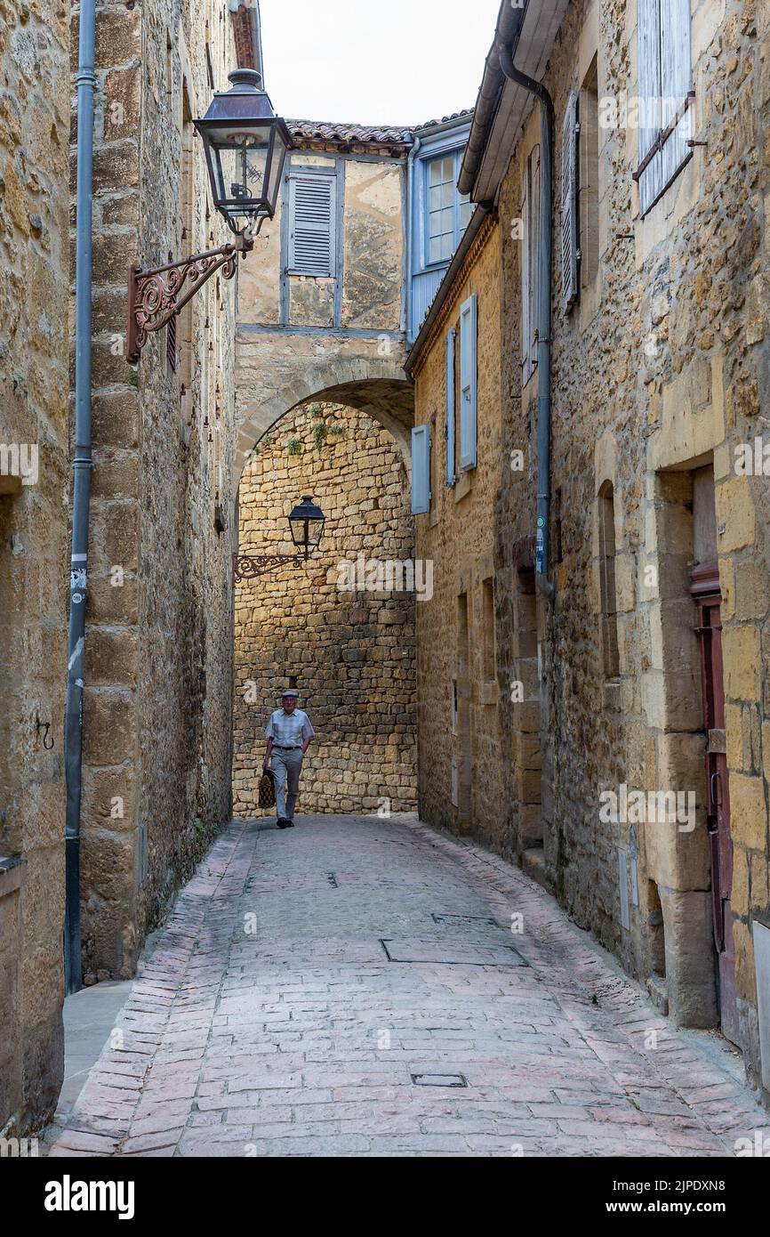 (C) Denis TRASFI/MAXPPP - à Sarlat-la-Canéda le 16-08-2022 - Ruelles anciennes dans la cité médiévale avec une personne agée Stockfoto