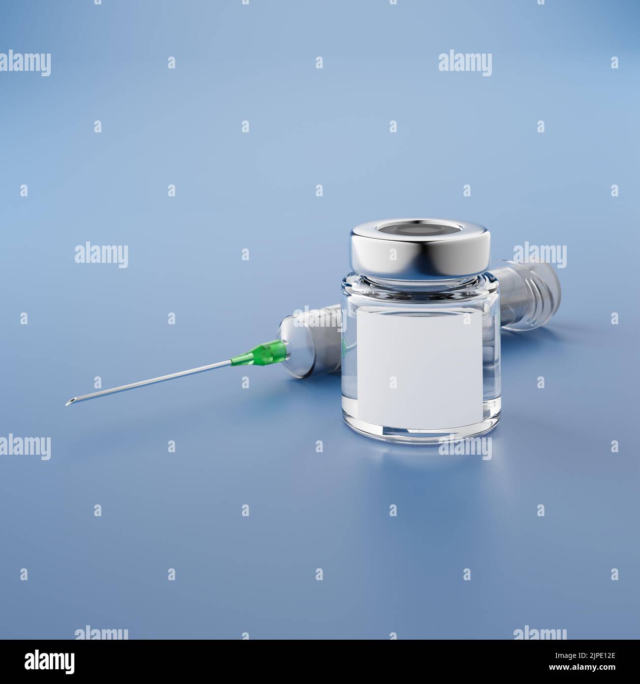 Impfkonzept - Ein Fläschchen mit Impfung und eine Spritze dahinter. Leeres Etikett. Stockfoto