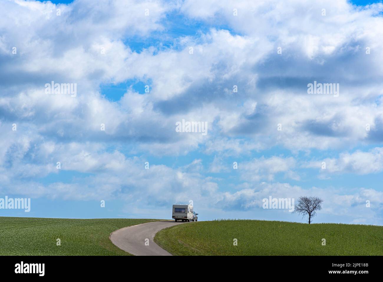 Reisen, Wohnwagen, Straße, Reisen, Wohnwagen, Wohnmobil, Wohnmobil, Wohnmobil, Reisemobile, Straßen, Straße, Straßen Stockfoto