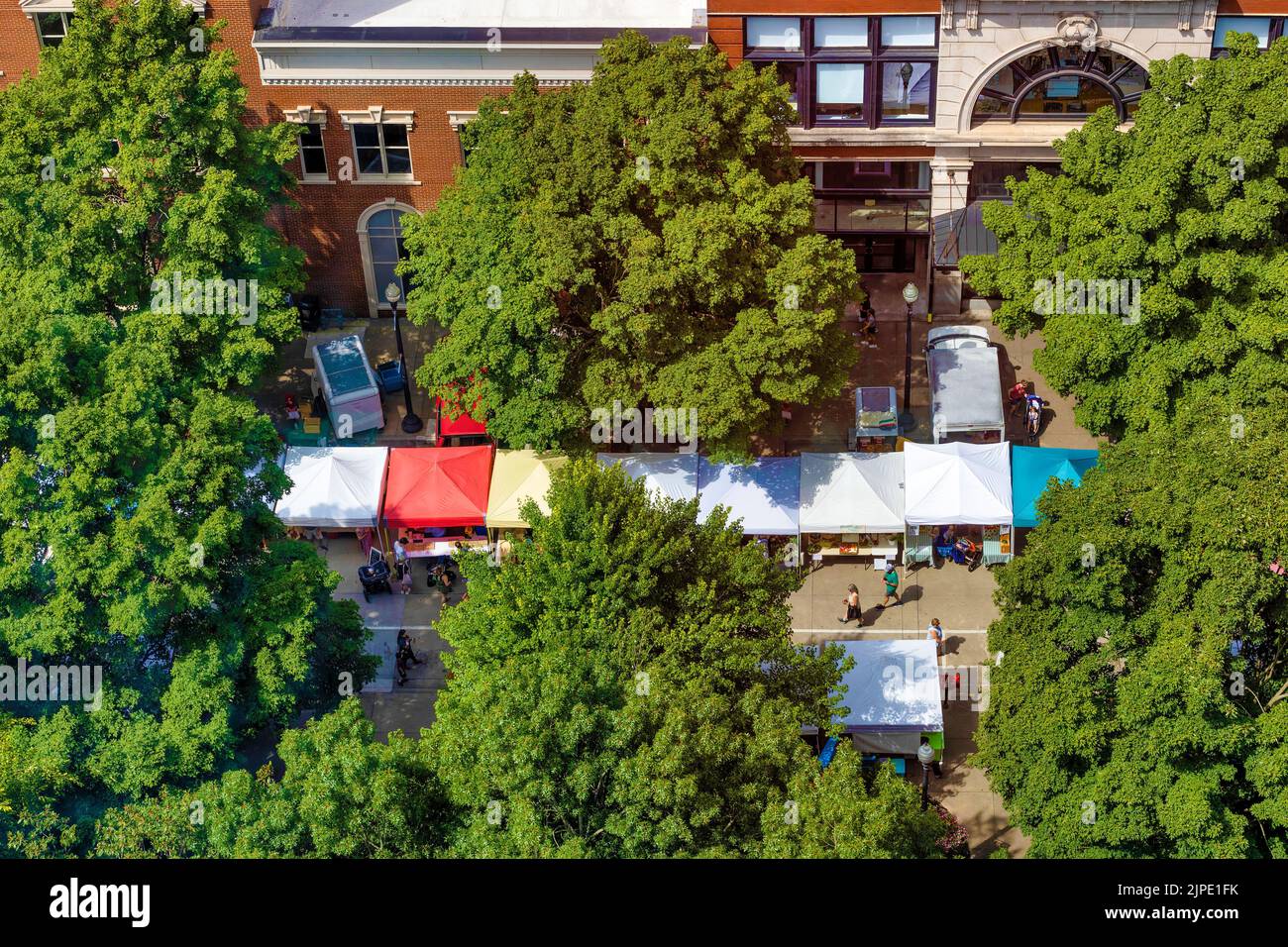 Knoxville, Tennessee, USA - Autust 6, 2022: Blick von einem 14-stöckigen Dach auf den Knoxville Farmers Market. Stockfoto