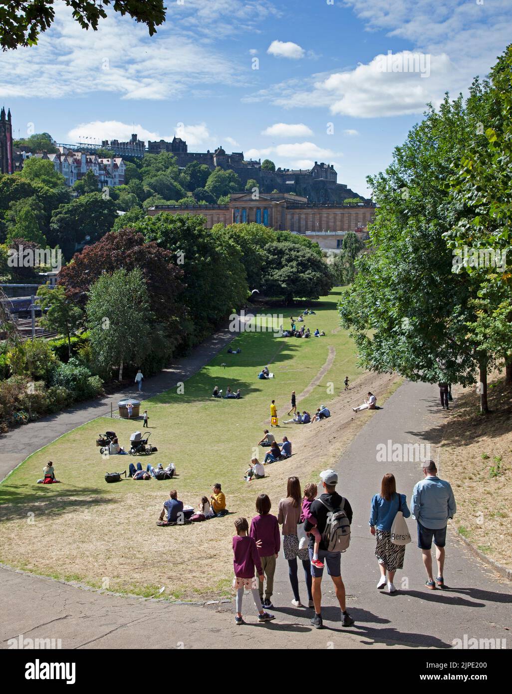 Edinburgh City Centre, Schottland, Großbritannien. 17.. August 2022. Das St. James Quarter und die umliegenden Gärten im Stadtzentrum waren nicht zu voll mit Touristen und Bewohnern, es war immer noch leicht, sich zu bewegen, was während der Festivalzeit ungewöhnlich ist. Im Bild: Touristen in den Princes Street Gardens East. Kredit: Scottishrecreative/alamy Live Nachrichten. Stockfoto