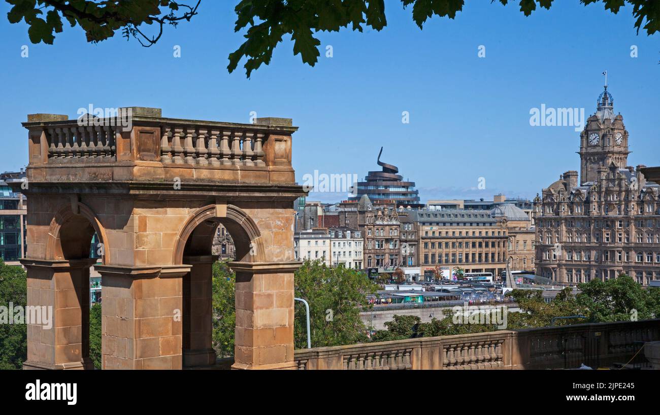Edinburgh City Centre, Schottland, Großbritannien. 17.. August 2022. Eine malerische Aussicht vom Hügel über die Stadt auf das St. James Quarter und die Balmoral-Uhr. Kredit: Scottishrecreative/alamy Live Nachrichten. Stockfoto