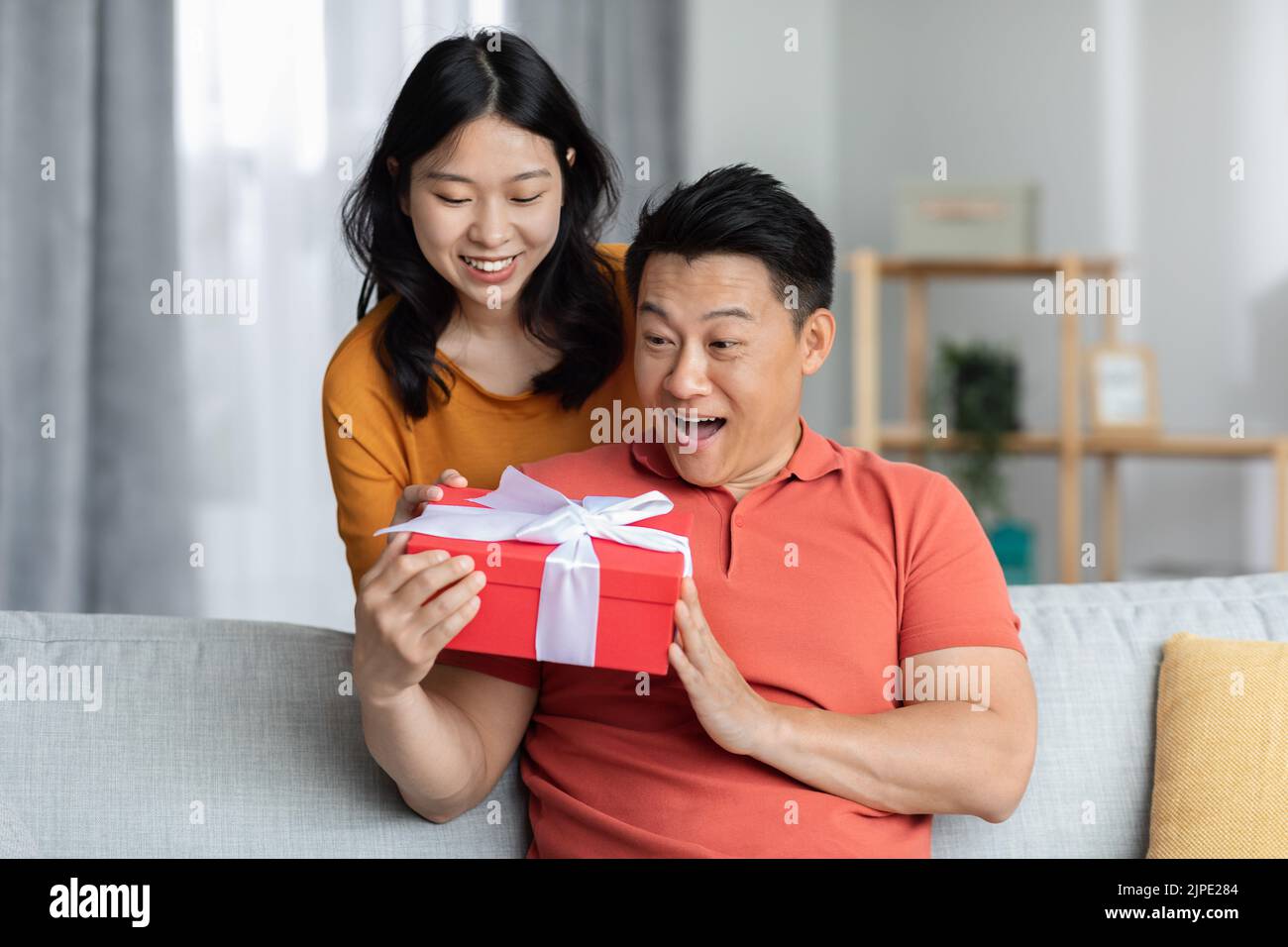 Glückliche asiatische Frau feiert Geburtstag mit ihrem Freund Stockfoto