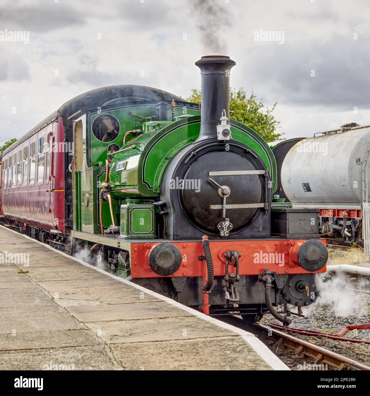 Dampfzug, der von einem Tankmotor am Bahnsteig im Bahnhof von Lincolnshire Wolds Railway, Ludborough, England, Großbritannien, gezogen wird Stockfoto