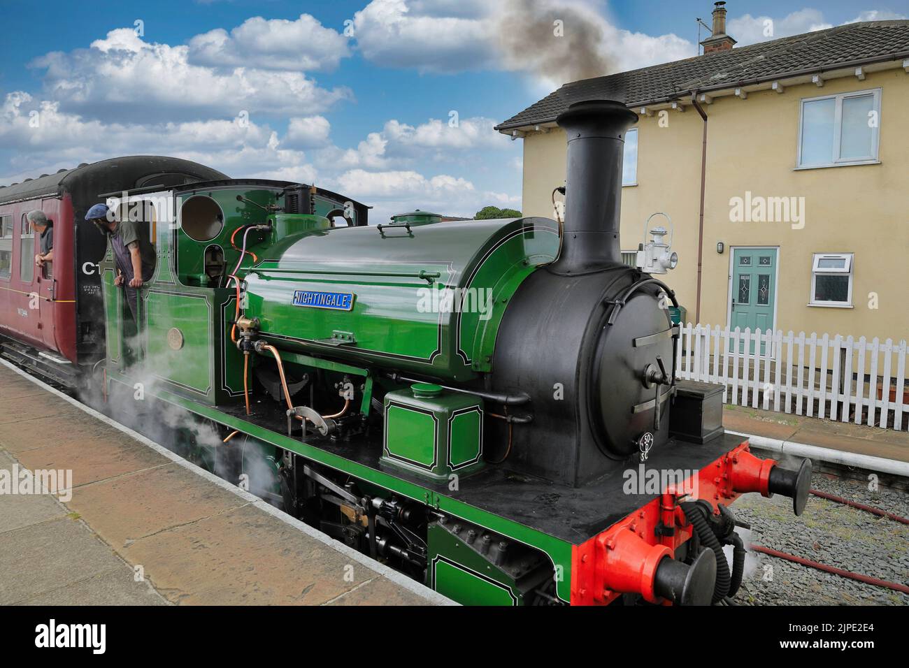 Dampfzug, der von einem Tankmotor am Bahnsteig im Bahnhof von Lincolnshire Wolds Railway, Ludborough, England, Großbritannien, gezogen wird Stockfoto