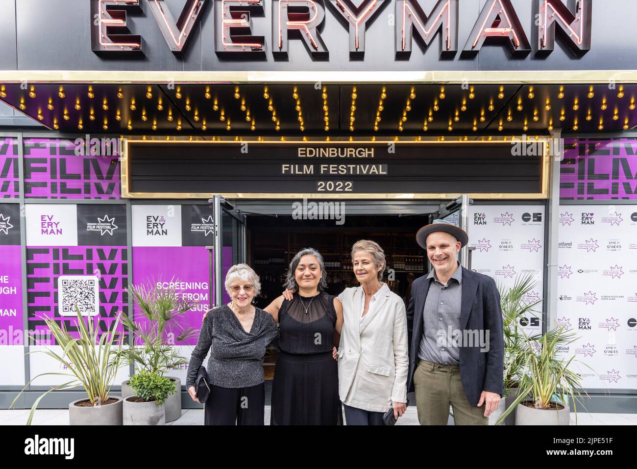 Edinburgh, Großbritannien. 17. August 2022 im Bild: L an R Jean Diamond (Frau Rampling Agent), Desray Armstrong (Produzent), Charlotte Rampling (Darsteller) & Matthew Saville (Regisseur). Die britische Premiere von Juniper mit Charlotte Rampling findet im Everyman Cinema im Rahmen des Edinburgh International Film Festival statt. Kredit: Rich Dyson/Alamy Live Nachrichten Stockfoto