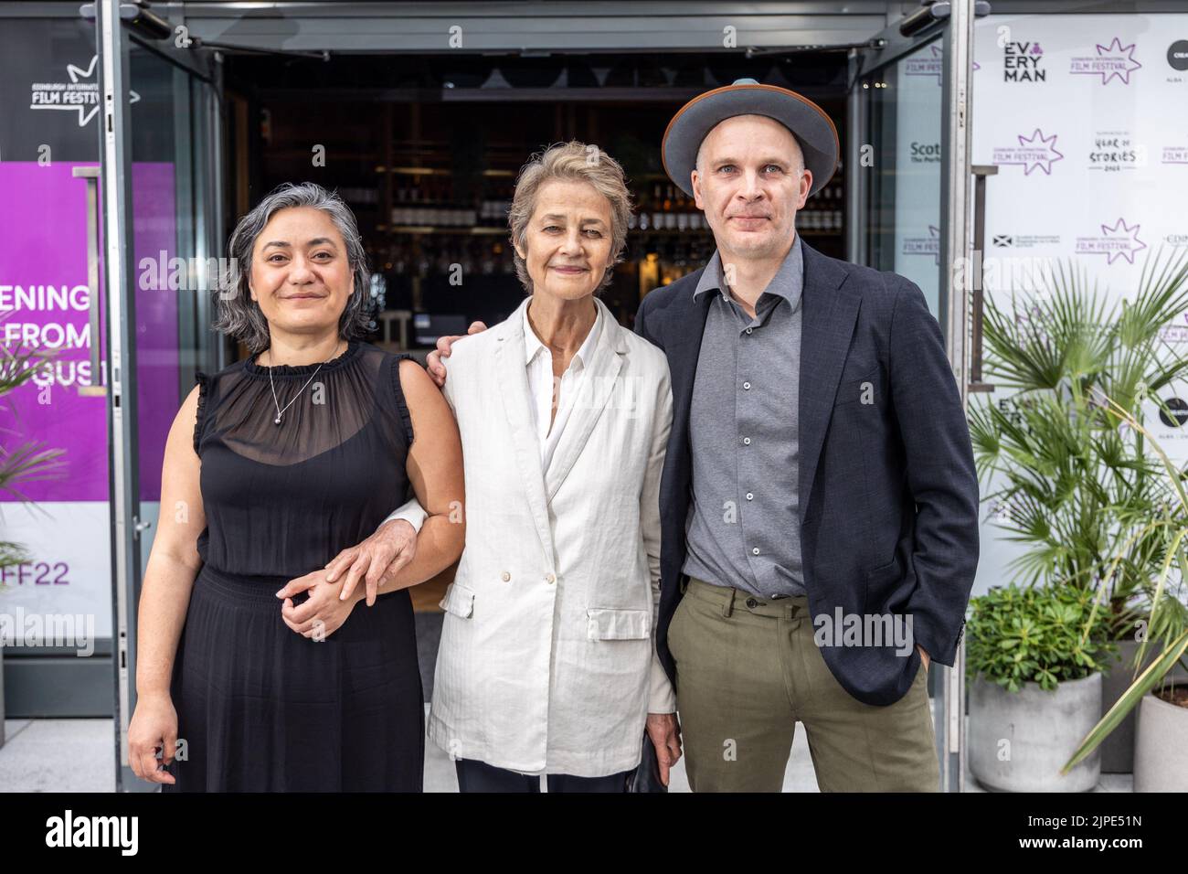 Edinburgh, Großbritannien. 17. August 2022 im Bild: L an R Desray Armstrong (Produzent), Charlotte Rampling (Darsteller) & Matthew Saville (Regisseur). Die britische Premiere von Juniper mit Charlotte Rampling findet im Everyman Cinema im Rahmen des Edinburgh International Film Festival statt. Kredit: Rich Dyson/Alamy Live Nachrichten Stockfoto