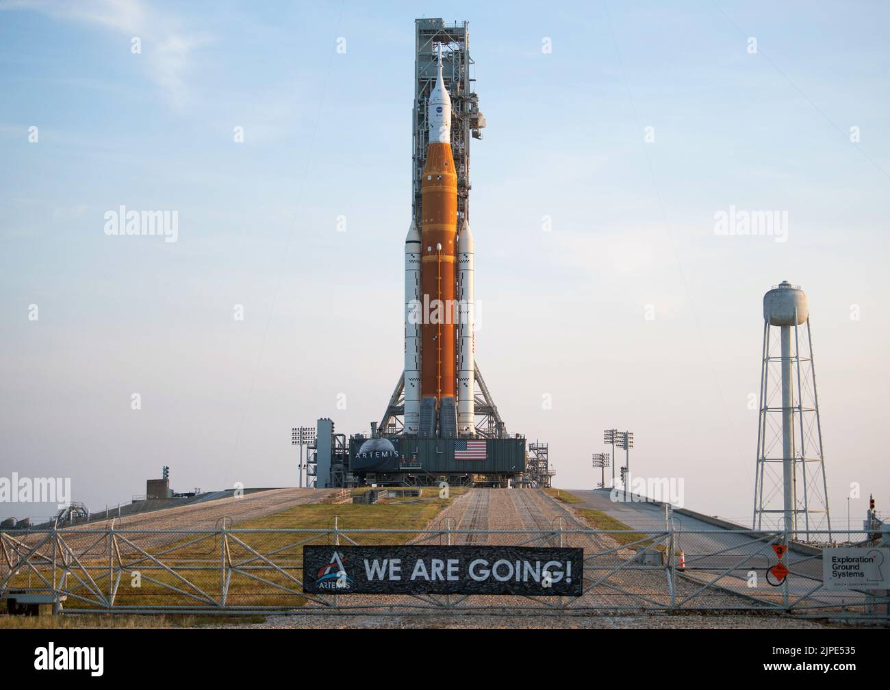 Florida, USA. 16. August 2022. Artemis: NASA bereitet Riesenmondrakete für Jungfernflug vor. Die NASA-Rakete Space Launch System (SLS) mit der Orion-Sonde an Bord wird auf einem mobilen Trägerrakete auf der Launch Pad 39B, 17. AUGUST 2022, gesehen, nachdem sie auf die Startrampe im Kennedy Space Center der NASA in Florida ausgerollt wurde. Die Artemis I-Mission der NASA ist der erste integrierte Test der Tiefenraumexplorationssysteme der Agentur: Die Raumsonde Orion, die SLS-Rakete und die unterstützenden Bodensysteme. 17. August 2022 Quelle: NASA/Joel Kowsky / Alamy Live News via Digitaleye Quelle: J Marshall - Tribaleye Images/Alamy Li Stockfoto