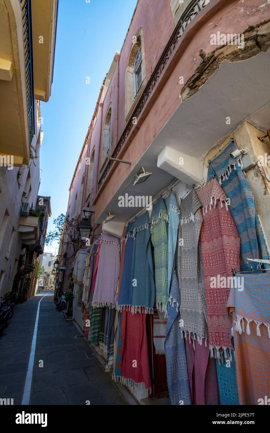 Bettwäsche, die vor einem Touristen-Souvenirladen in rethymno auf der griechischen Insel kreta hängt, Baumwollwaren zum Verkauf im Souvenirladen auf der griechischen Insel kreta Stockfoto