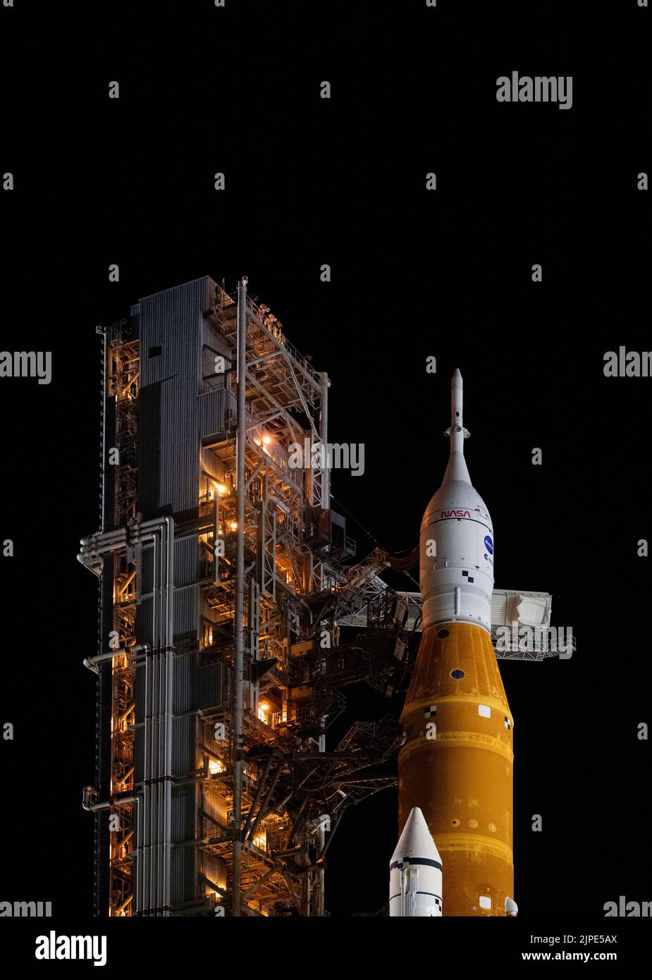 Florida, USA. 16. August 2022. Artemis: NASA bereitet Riesenmondrakete für Jungfernflug vor. . Die NASA-Rakete Space Launch System (SLS) mit der Orion-Sonde an Bord wird auf einem mobilen Trägerrakete gesehen, während der Zugangsarm der Besatzung in Position geschwenkt wird, um am 16. AUGUST 2022 im Kennedy Space Center der NASA in Florida zum Launch Pad 39B zu gelangen. Die Artemis I-Mission der NASA ist der erste integrierte Test der Tiefenraumexplorationssysteme der Agentur: Die Raumsonde Orion, die SLS-Rakete und die unterstützenden Bodensysteme. 16. August 2022 Quelle: NASA/Joel Kowsky / Alamy Live News via Digitaleye Quelle: J Marshall - Tribale Stockfoto