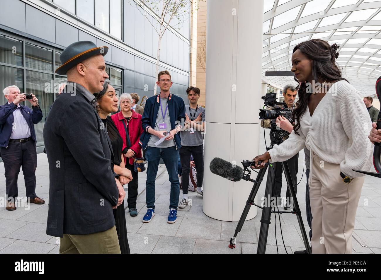 Edinburgh, Schottland, Großbritannien, 17.. August 2022. Die britische Filmpremiere von Juniper beim Edinburgh International Film Festival: Regisseur Matthew Saville und Produzent Desray Armstrong im Interview mit Moyo Akande. Kredit: Sally Anderson/Alamy Live Nachrichten Stockfoto