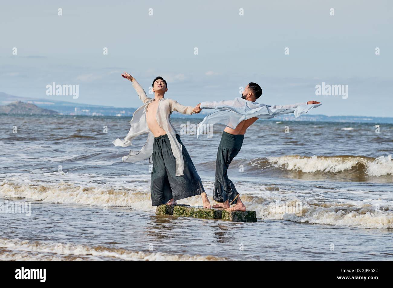 Edinburgh Schottland, Großbritannien 17. August 2022. Samsara-Darsteller tanzen vor der Vorstellung des Edinburgh International Festival im Lyceum Theatre für Fotografen am Portobello Beach. Credit sst/alamy live News Stockfoto