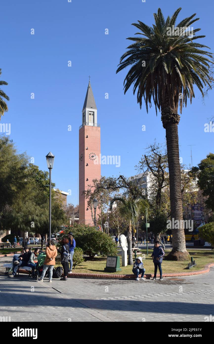 Hauptplatz in San Juan in Argentinien mit modernem Kirchturm im Hintergrund Stockfoto